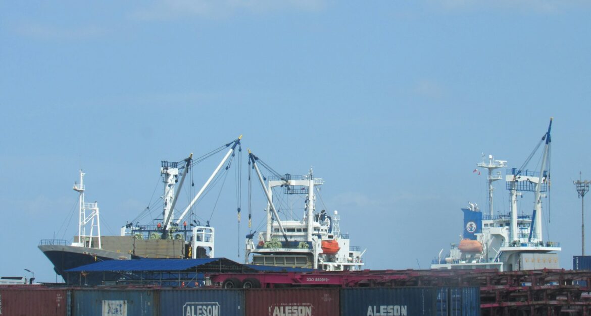 software freight forwarding untuk mengelola shipment dan operasional ekspedisi