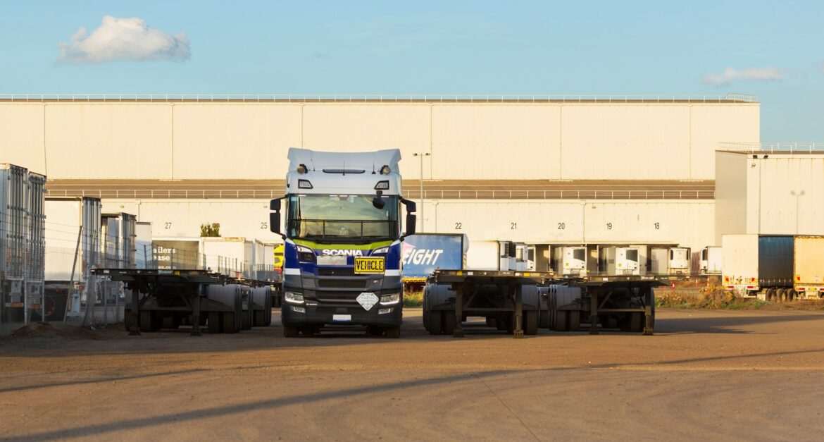 TMS vs ERP logistik pada operasional armada dan gudang