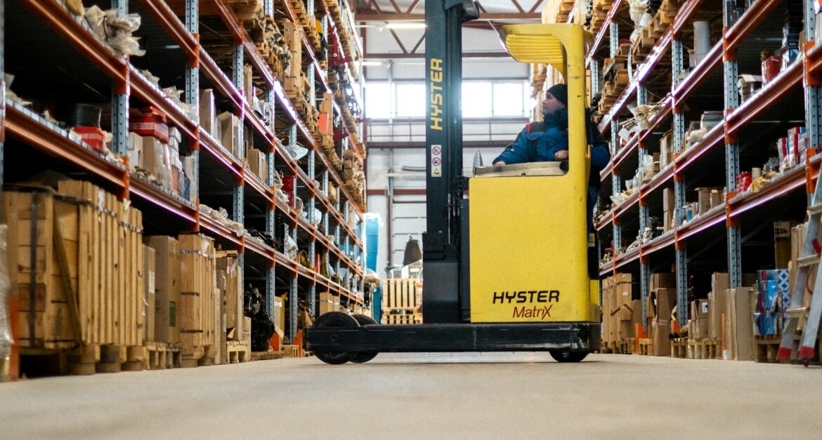 warehouse management system untuk distributor dengan proses inventory dan picking