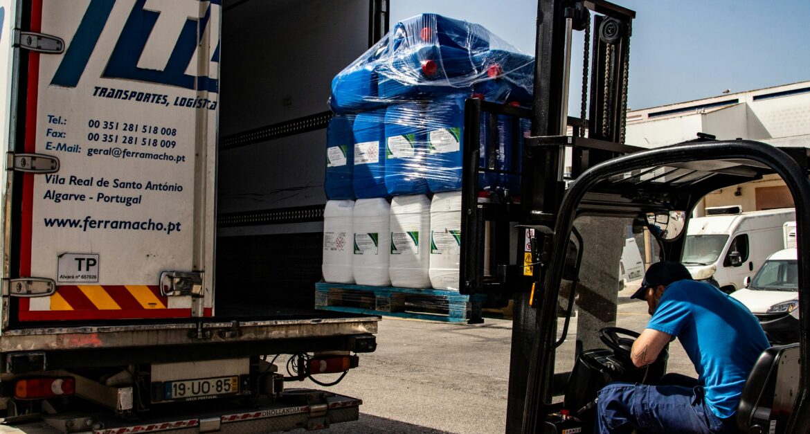 cross docking logistik dengan forklift memindahkan pallet ke kendaraan outbound