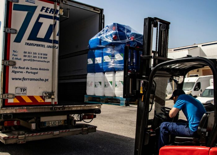 Cross Docking Logistik di Area Warehouse cross docking logistik dengan forklift memindahkan pallet ke kendaraan outbound