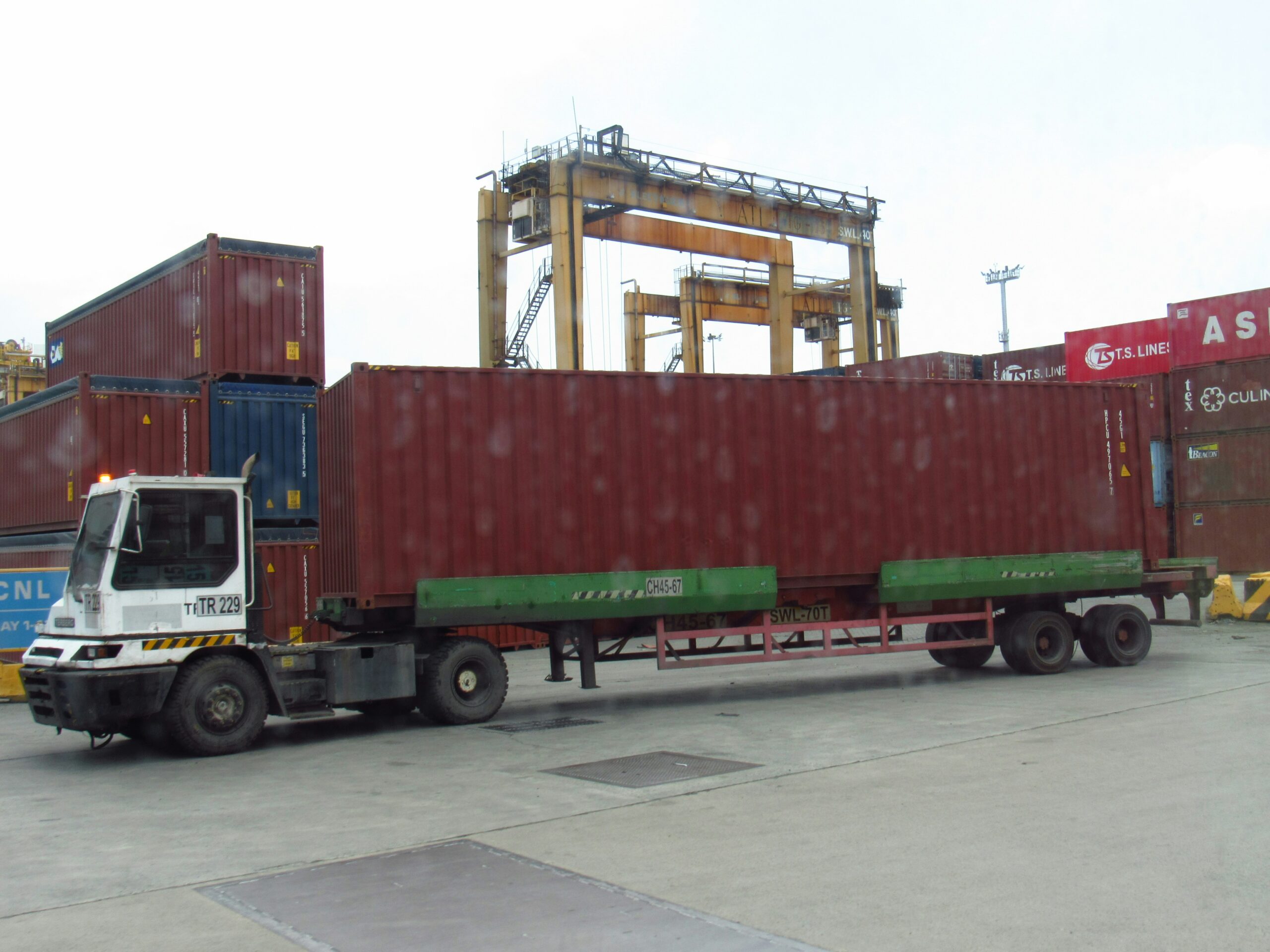 truk kontainer keluar terminal untuk proses pengiriman dan pengembalian empty container