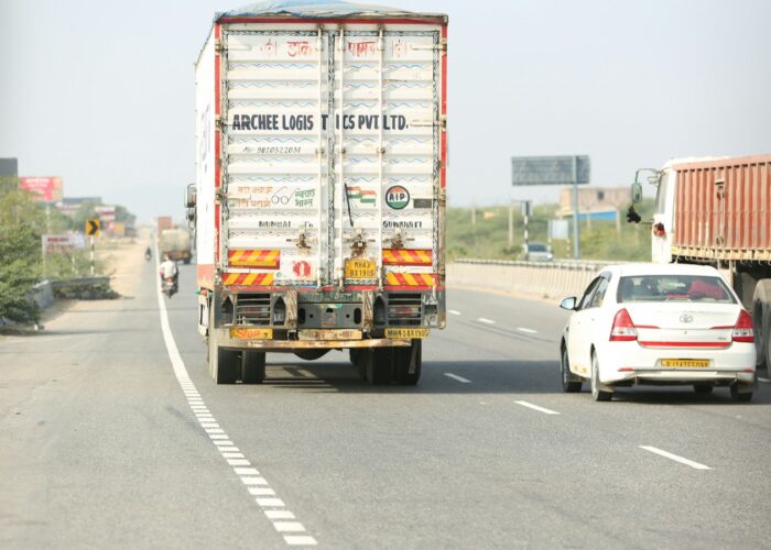 Dynamic ETA Logistik - Armada Trucking dynamic ETA logistik untuk prediksi waktu tiba armada trucking