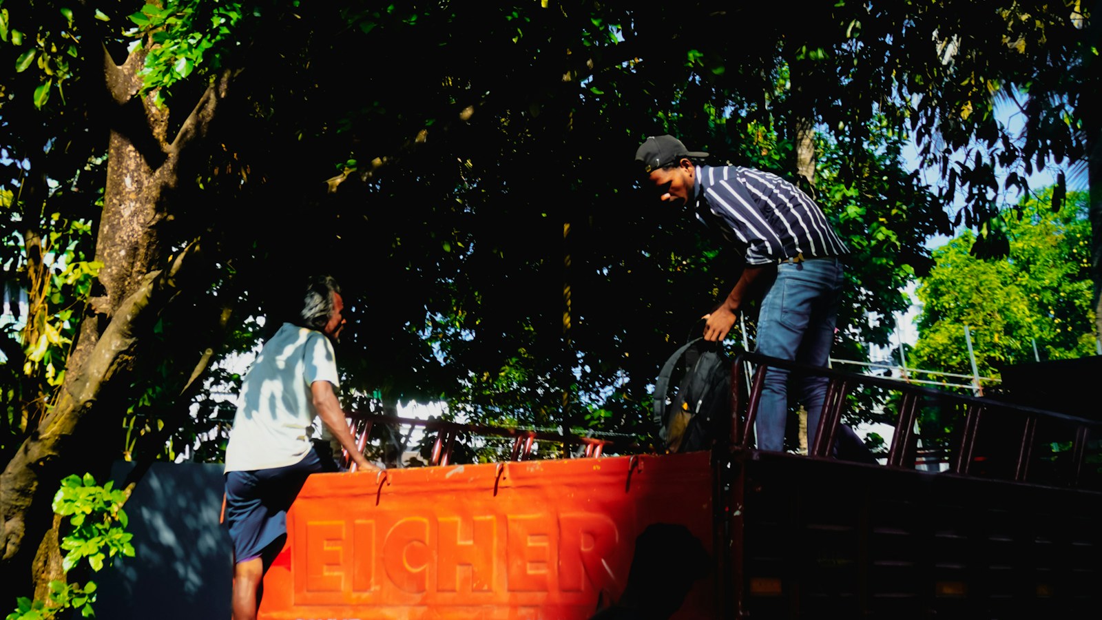 proses loading truk untuk evaluasi vendor transportasi