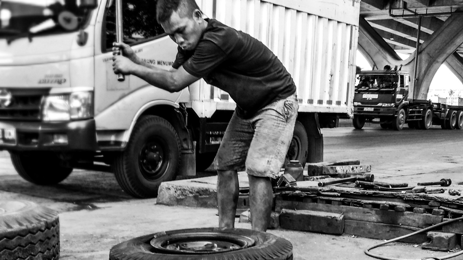 inspeksi ban armada trucking untuk tekanan dan kondisi ban