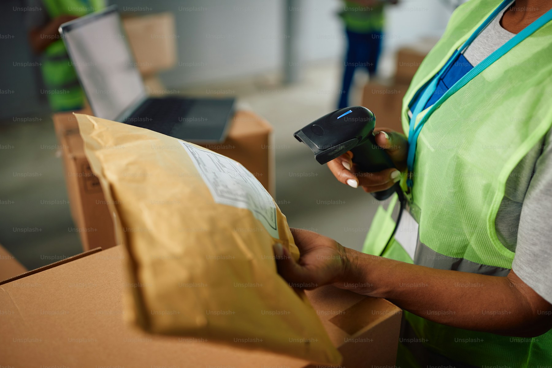 petugas gudang melakukan scanning barcode untuk akurasi inventory control