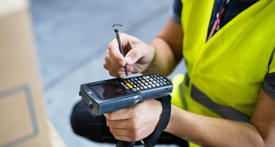 inventory control logistik dengan barcode scanner di gudang