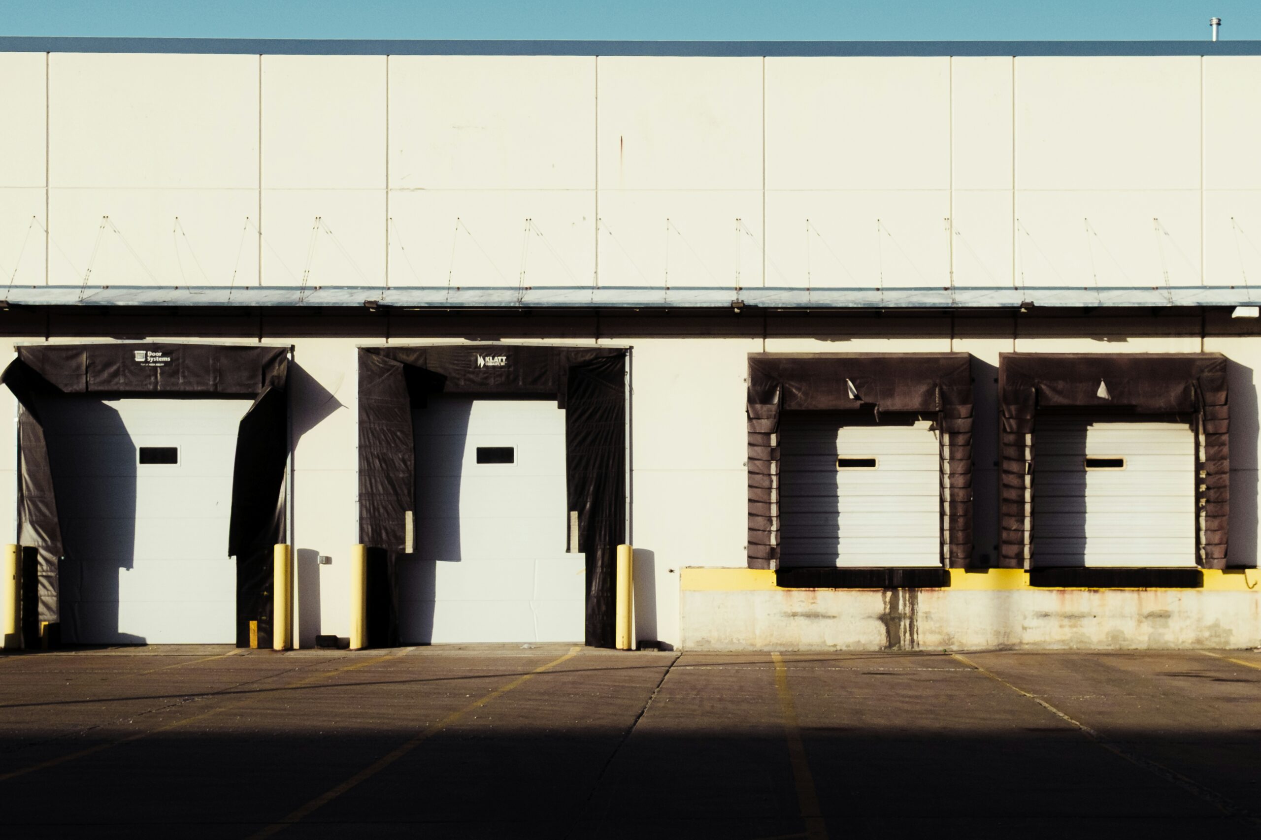 loading dock warehouse untuk proses inbound dan outbound cross docking