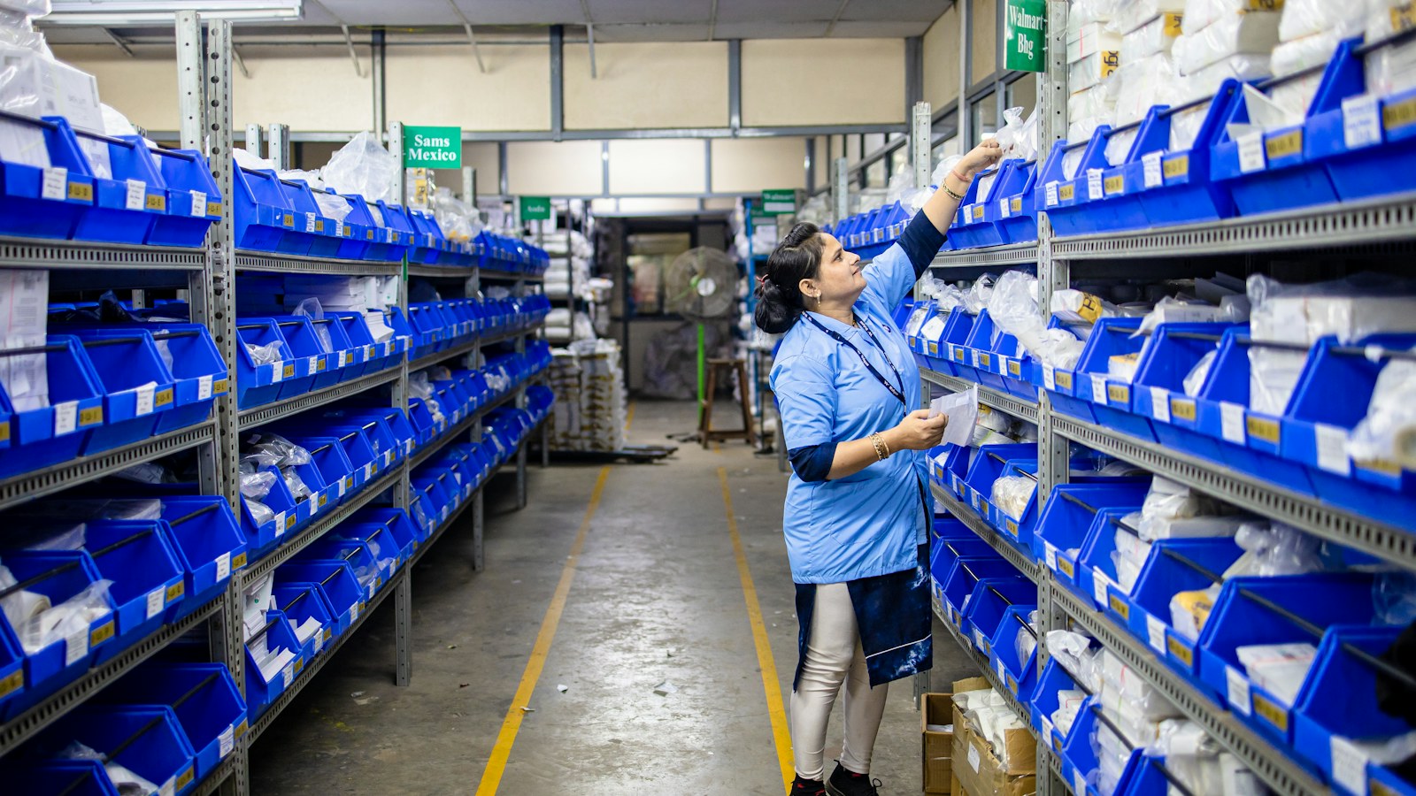pekerja gudang menyiapkan order untuk mempercepat fulfillment cycle time