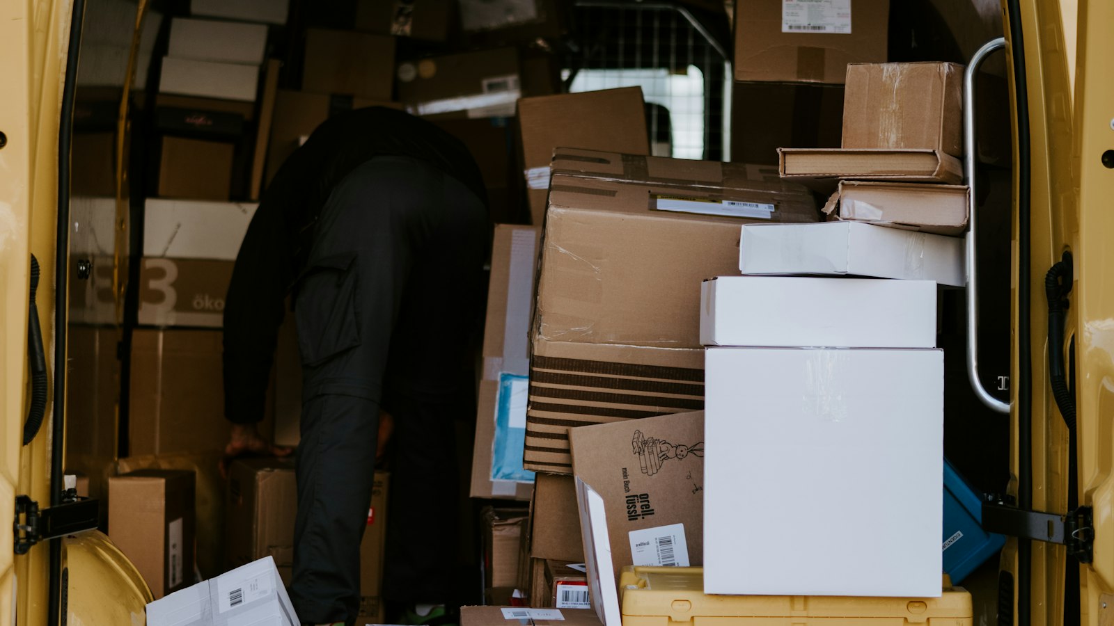 proses pemilihan carrier dan eksekusi pengiriman logistik