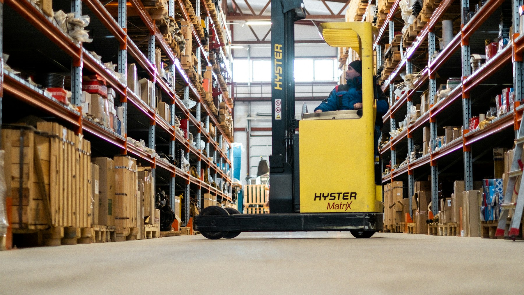 operator warehouse mengatur rotasi stok berdasarkan FIFO dan FEFO