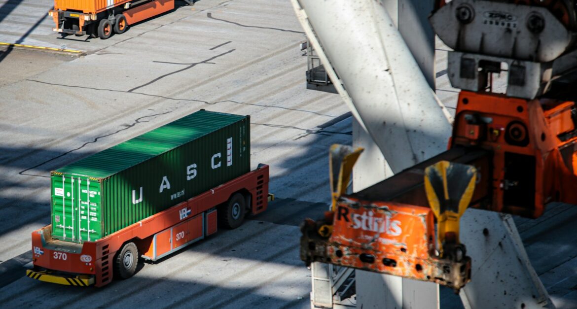 spot rate vs contract rate logistik untuk strategi tarif transportasi