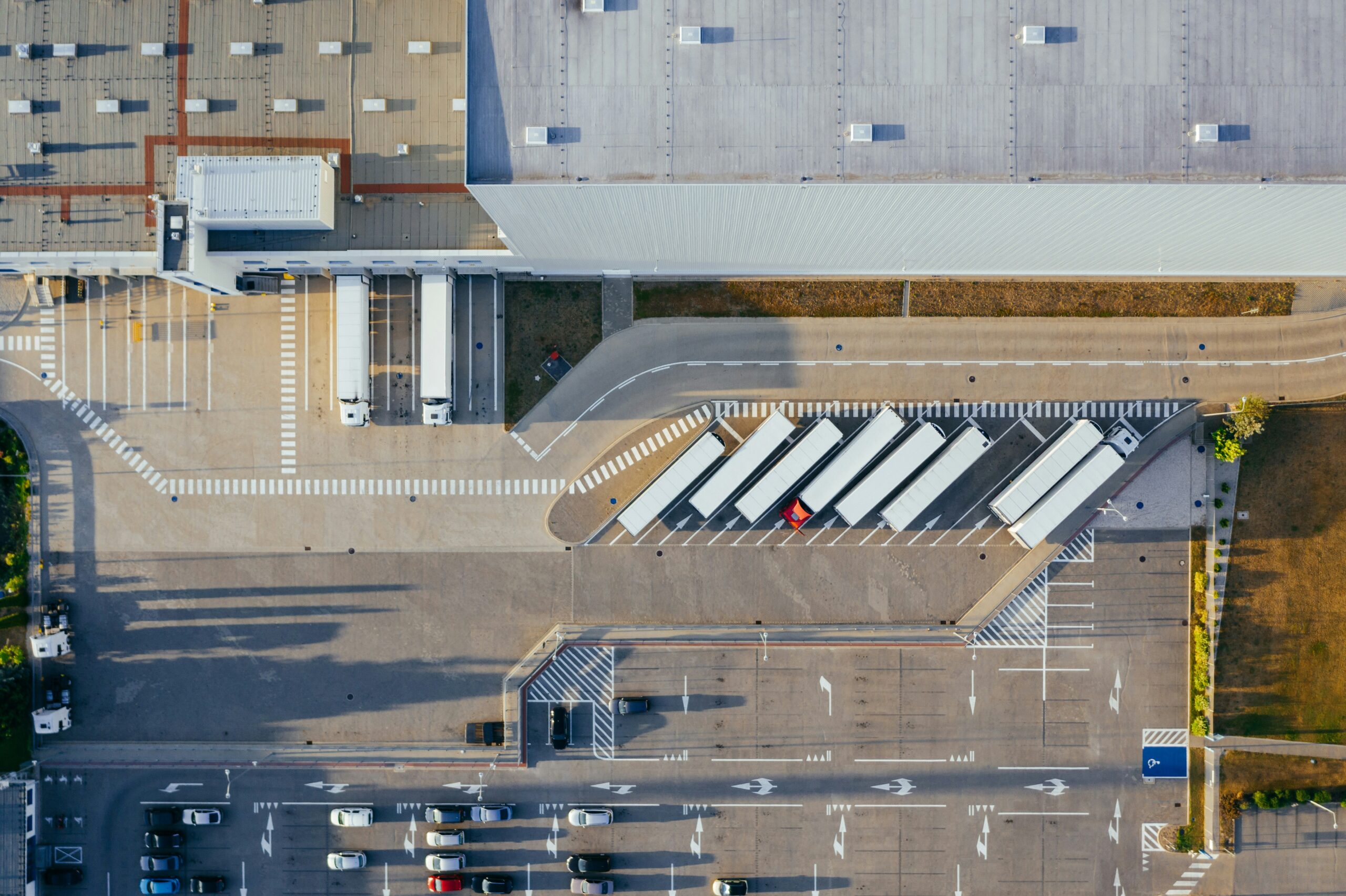 armada truk di area logistik untuk integrasi TMS dan fleet management system