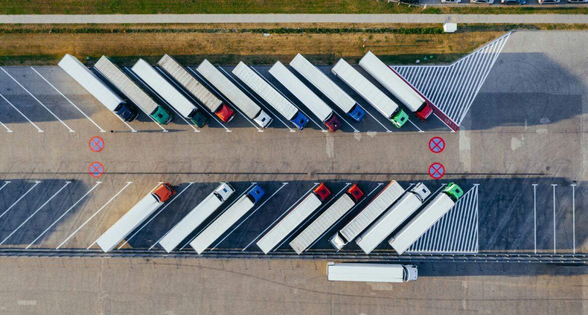 TMS vs Fleet Management System untuk perusahaan trucking dan logistik