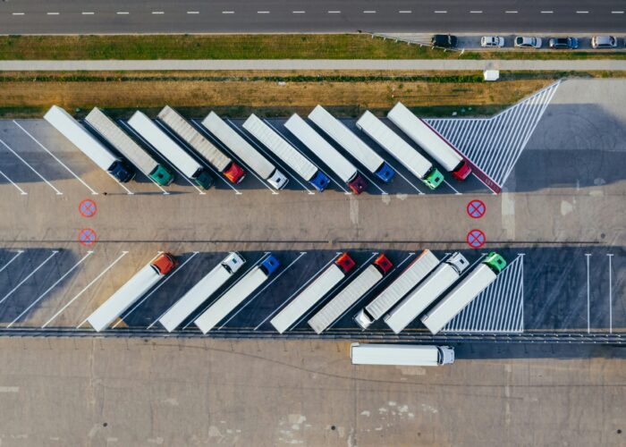 TMS vs Fleet Management System untuk Operasi Trucking TMS vs Fleet Management System untuk perusahaan trucking dan logistik