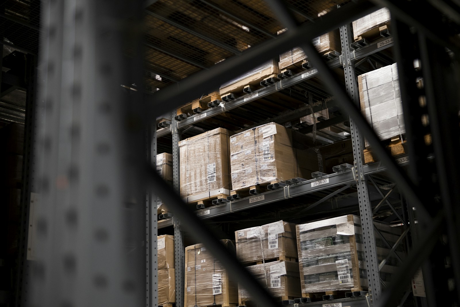 pallet dan barang di warehouse sebagai input perencanaan muatan truk