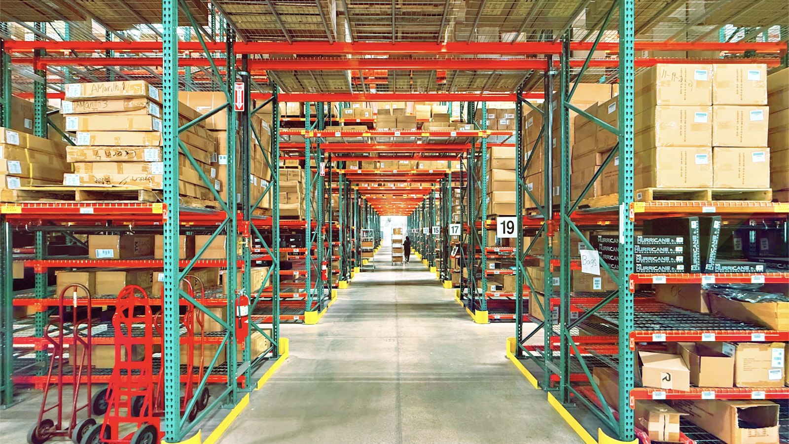 rak warehouse untuk proses wave picking dan batch picking