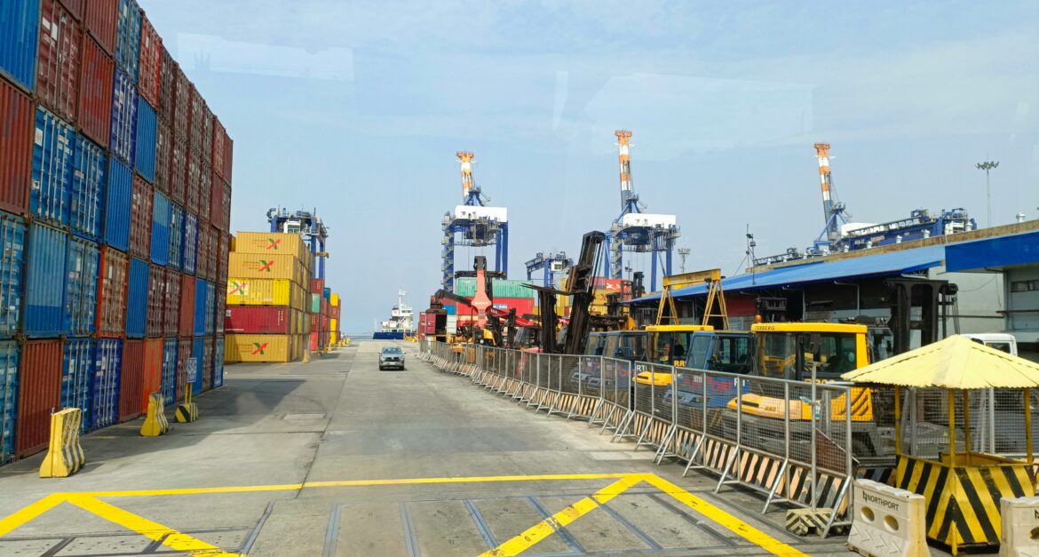 yard management system untuk mengatur antrean truk dan loading dock